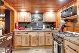 Quaint and Cozy Lake Cabin with Dock and Beach Access! - Sayner - 8