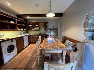 Pass the Keys Rustic & Spacious Stone Cottage for 6 & Dogs - Hartington - 1