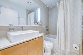 Ultimate Urban Living: Trendy 2BR Townhouse in Downtown Vancouver - 1