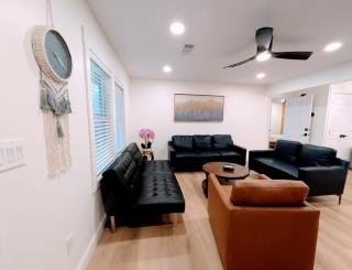 Custom Design Kitchen King Beds Laundry Large TVs - Rome - 5