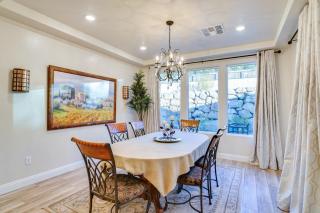 Gorgeous Henderson Home with Patio and Yard! - Las Vegas - 5