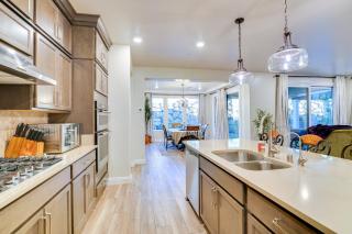 Gorgeous Henderson Home with Patio and Yard! - Las Vegas - 3