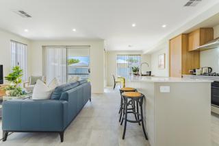 Bright & Airy 3-Bed House Near Rockingham Beach - 5
