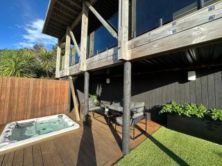 Designer architectural home with pool & jacuzzi - - 7