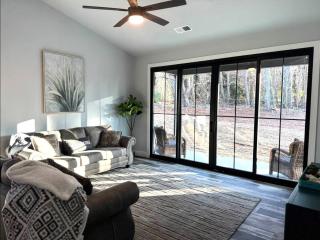 Hub City Haven-Pet Friendly New 3BR 2BA Home - Moore - 0