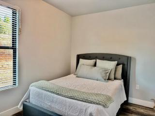 Hub City Haven-Pet Friendly New 3BR 2BA Home - Moore - 5