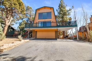 The Cedar Bear Lodge, Jacuzzi with an Outdoor Patio & BBQ - - 0