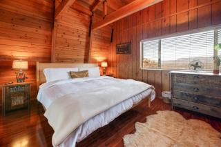 The Cedar Bear Lodge, Jacuzzi with an Outdoor Patio & BBQ - - 1