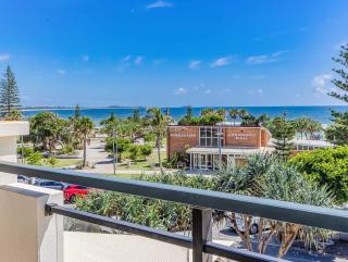 Luxury Oceanfront Haven with a Private Rooftop Spa - 7