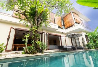 Villa Tepi Sungai a luxurious, under new management, 6 bedroom 620 sqm retreat featuring a stunning 15 meter pool and dedicated childrens room with 4 bunk beds newly renovated in Seminyak - Legian - 9