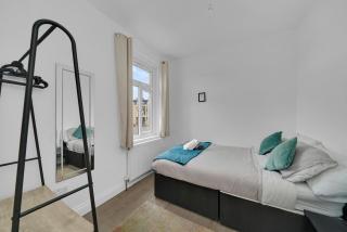 Startlet Stays Apartments - On Elizabeth Line with Free Parking - 2