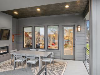 NEW Modern Multi-Level Home PoolTable & Rooftop - 2