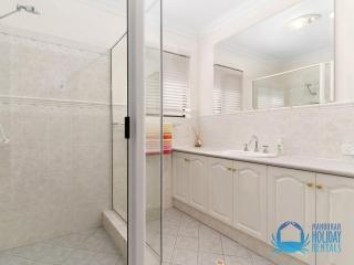 Canal Elegance In Yunderup - Mandurah - 7