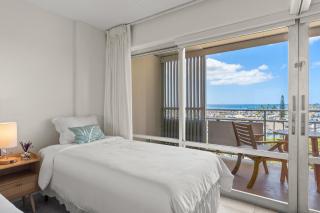Oceanfront Oasis in Ilikai Hotel apts - 7