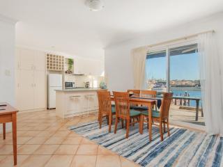 Waters Edge Apartment with Jetty - Mandurah - 1