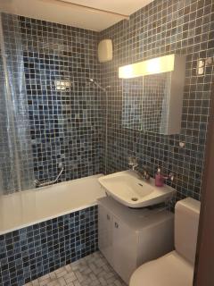 Perfekt gelegene, wunder schöne, geräumige 3,5 Zimmerwohnung mit 2 sonnenverwöhnten Balkonen und fantastischer Aussicht - Leukerbad - 2