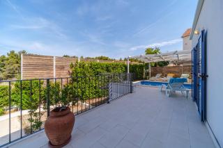 Heated Pool Villa, Sea View, 4 Bedrooms, Near Beach, Milna Bay - 7