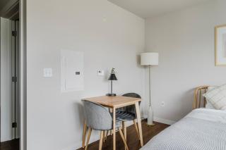 Blueground Bellevue AC balcony nr park SEA-825 - 9