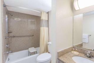 Days Inn by Wyndham Fort Myers - Fort Myers - 4