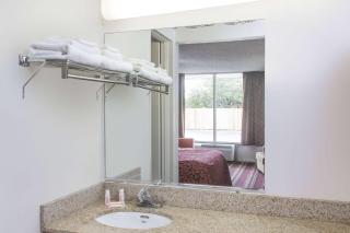 Days Inn by Wyndham Fort Myers - Fort Myers - 1