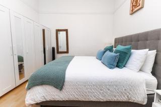 Colourful Spacious Central 3BDR Balcony AC Parking - Sydney - 1