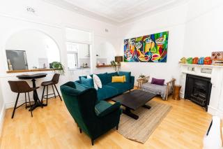 Colourful Spacious Central 3BDR Balcony AC Parking - 7