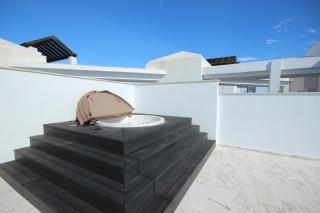 Beachfront Penthouse with Sea Views, Hot Tub, BBQ - 5