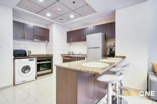 Contemporary One Bedroom with Chic Design - Dubái - 8