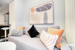 Contemporary One Bedroom with Chic Design - Dubái - 2