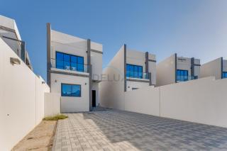 Gulf and Mountain Views 4BR Villa with Assistant Room on Al Dana Island Fujairah by Deluxe Holiday Homes - 4