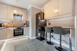 Chines Charm Stylish 3-Bedroom Bournemouth Beach Apartment - 6