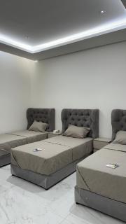 فيلا مكونة من 3 غرف نوم و مجلس و صالة و مطبخ وغرفة عاملة و مسبح تفتح الغرف حسب عدد النزلاء - 2