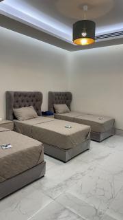 فيلا مكونة من 3 غرف نوم و مجلس و صالة و مطبخ وغرفة عاملة و مسبح تفتح الغرف حسب عدد النزلاء - 3