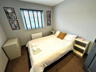 Modern 3 bed Family Home with Garden Near Town - Leamington Spa - 4
