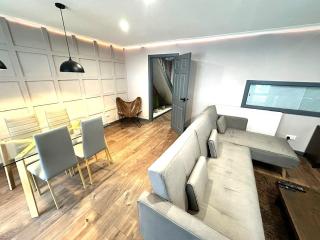 Modern 3 bed Family Home with Garden Near Town - Leamington Spa - 0