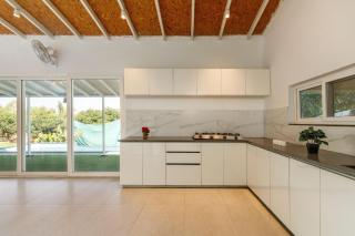 The Crystal Haven by StayJadePool4BHK - - 1