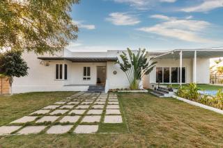 Serene Retreat by StayJadePoolBasketball Court - Hyderabad - 9