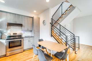 Walk to UW Townhome with Rooftop Patio! - Seattle - 0