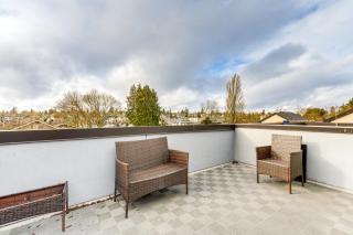 Walk to UW Townhome with Rooftop Patio! - Seattle - 9