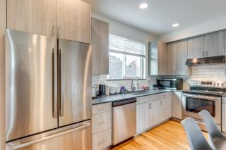 Walk to UW Townhome with Rooftop Patio! - Seattle - 6
