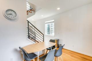 Walk to UW Townhome with Rooftop Patio! - Seattle - 5