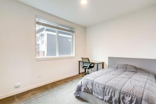 Walk to UW Townhome with Rooftop Patio! - Seattle - 4