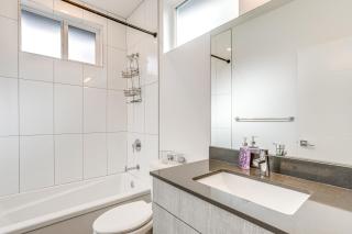 Walk to UW Townhome with Rooftop Patio! - Seattle - 1