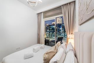 Chic 1BR in Business Bay Steps to Dubai Mall, Burj Khalifa & DIFC Dining - 4