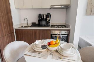 Chic 1BR in Business Bay Steps to Dubai Mall, Burj Khalifa & DIFC Dining - 1