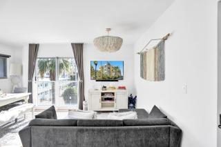 Beach Escape with Ocean Views and Private Parking! - Miami Beach - 0