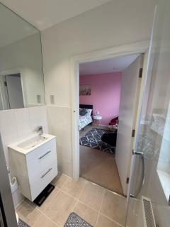Balcony Breeze Modern 2-Bedroom - Colindale - 6