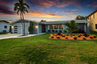 Neptunes Villa-Canalfront, Heated Pool, Outdoor Kitchen, Tiki Hut - Cape Coral - 9