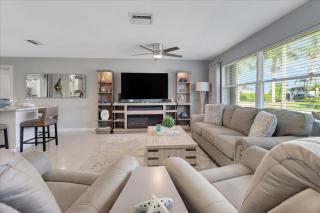 Neptunes Villa-Canalfront, Heated Pool, Outdoor Kitchen, Tiki Hut - Cape Coral - 4
