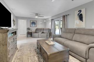 Neptunes Villa-Canalfront, Heated Pool, Outdoor Kitchen, Tiki Hut - Cape Coral - 3